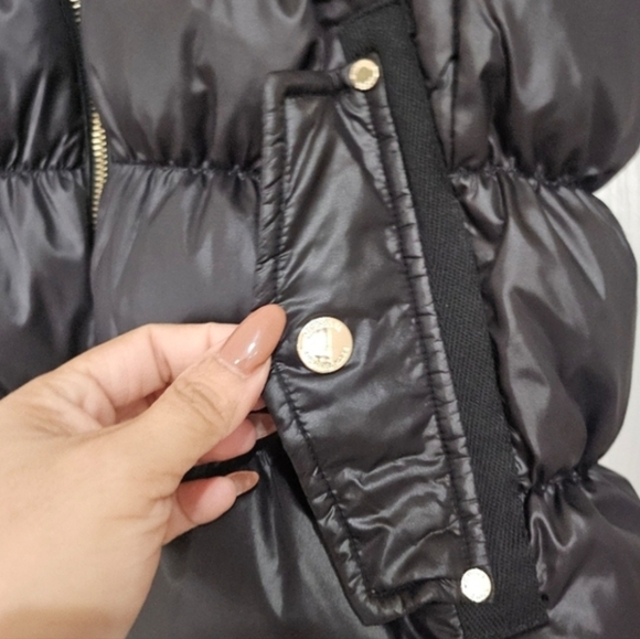 Michael Kors Shiny Women's Black Puffer Winter outoor Vest Gold Zipper Size S. - Picture 5 of 10